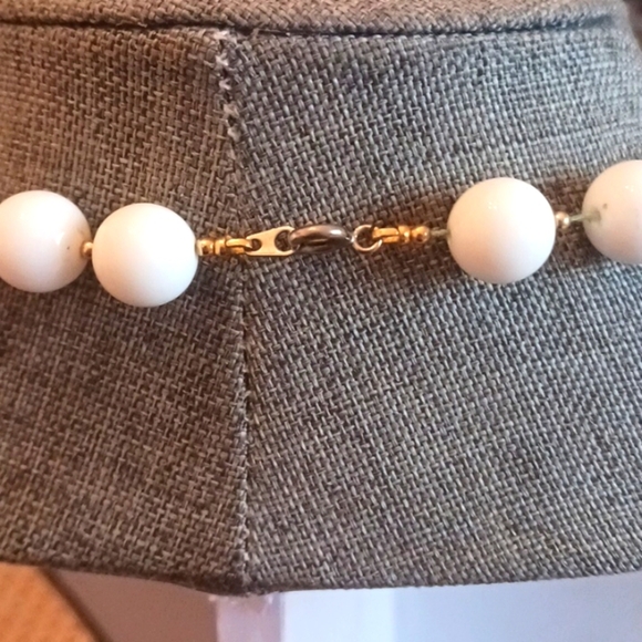 Barbiecore Vintage White Acrylic Beaded Necklace - Pre-loved - Picture 4 of 4